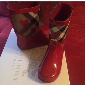 Children’s Burberry boots.. slightly worn!